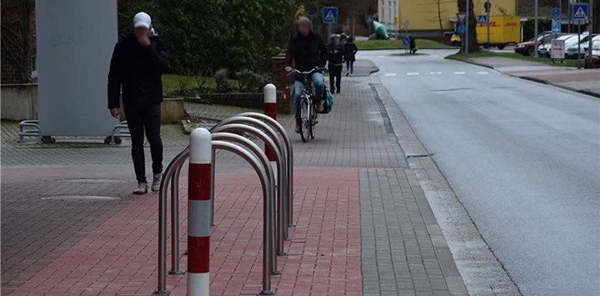 Engpass Hohenwedeler Weg vom Kreisel her kommend. Die Stadt hat hier schon zwei Parkplätze weggenommen, um die Situation übersichtlicher zu gestalten. Foto: Strüning